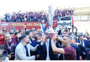 ΑΕΛ: «Κάηκε» το AEL FC Arena, σήκωσαν το τρόπαιο οι «βυσσινί» σε μεγαλοπρεπή φιέστα! (videos, pics)