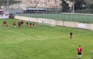 Ξέσπασε στον Αγ. Ιερόθεο το Κερατσίνι