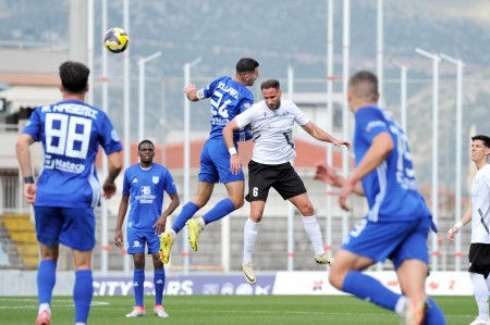 ΠΑΣ Γιάννινα - Νέστος Χρυσούπολης 0-0: Οι φιλοξενούμενοι έχασαν πέναλτι στο τέλος, αλλά... άντεξαν με δέκα