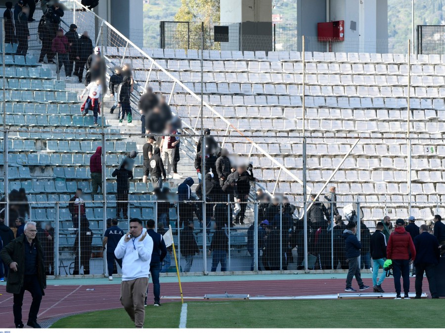 Νίκη Βόλου-ΑΕΛ: Η στιγμή που οπαδοί της Λάρισας εισβάλλουν στην κερκίδα (vid)