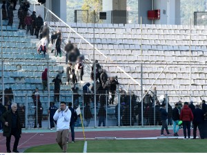 Νίκη Βόλου-ΑΕΛ: Η στιγμή που οπαδοί της Λάρισας εισβάλλουν στην κερκίδα (vid)