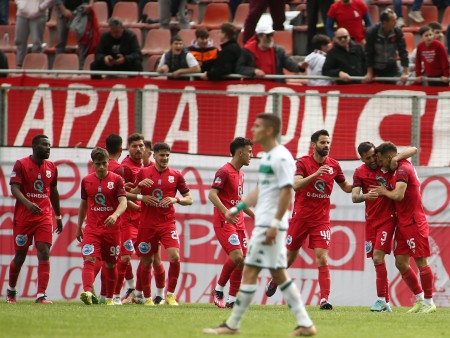 Νίκησε και συνεχίζει να εδραιώνεται στην πρώτη θέση ο Πανσερραϊκός
