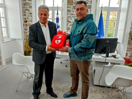 Ερμιονίδα: Παράδοση στον σύλλογό αυτόματου φορητού απινιδωτή από τη Δημοτική Αρχή