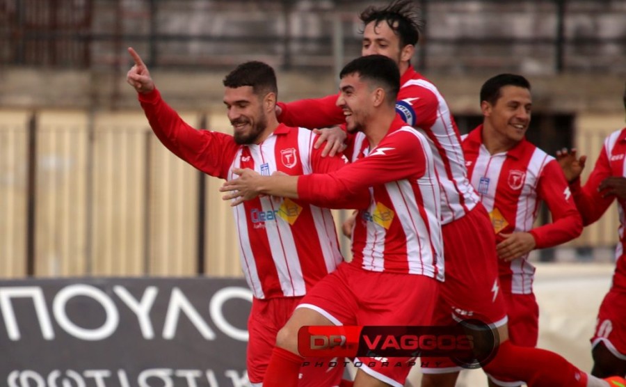 Στο -2 από την κορυφή ο Πανηλειακός